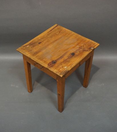 Pine coffee table. 52x48x50 cm