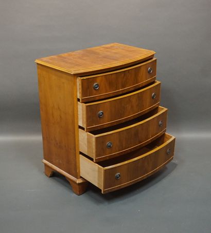 Small English chest of drawers, curved, in...