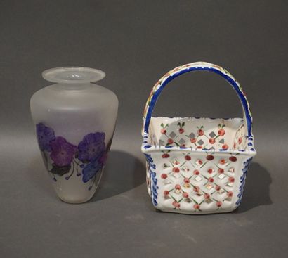 Painted glass vase with flowers (15.5 cm)...