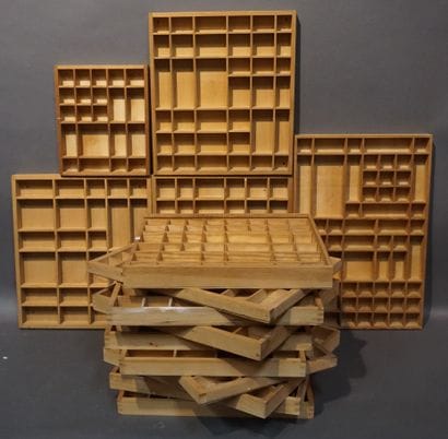 Lot de quinze casiers en bois. De 31x26 cm...