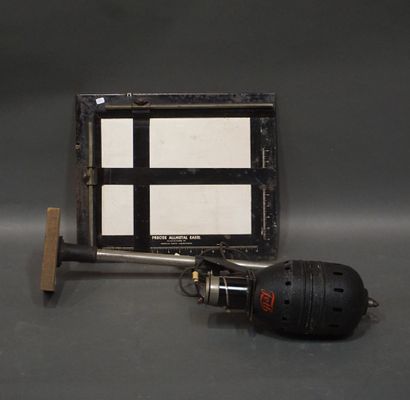 Foth lamp and photo plate (45x39 cm).
