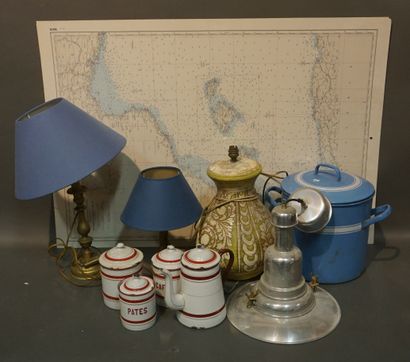 Lot de lampes en métal ou céramique, marmite,...