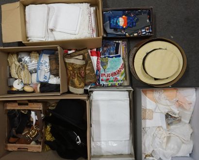 Lot de linge, nappes, dentelles, mercerie,...
