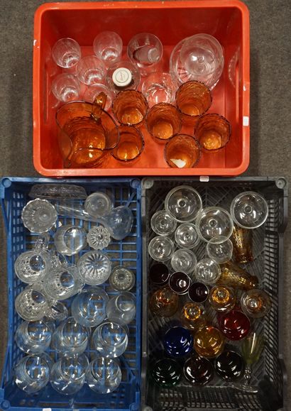 Trois manettes de verrerie, verres, chopes,...