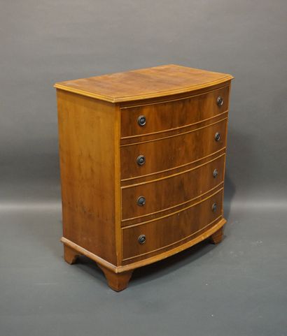Small English chest of drawers, curved, in...