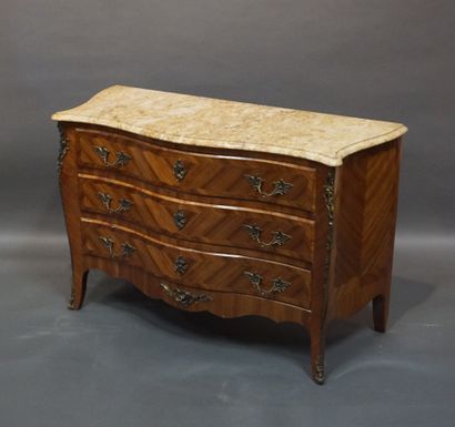 Veneered chest of drawers with three drawers...