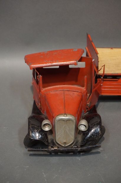 Red tin Citroën toy: tractor and trailer...