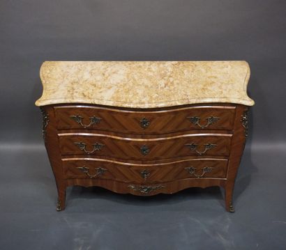 Veneered chest of drawers with three drawers...