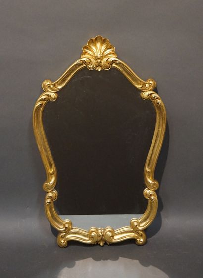 Miroir doré polylobé. 68x44 cm