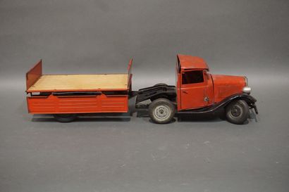 Red tin Citroën toy: tractor and trailer...