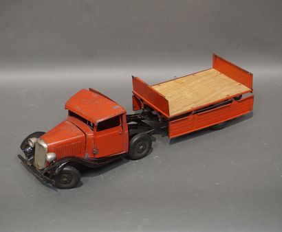 Red tin Citroën toy: tractor and trailer...