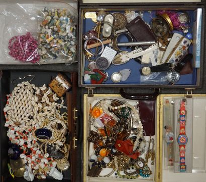Lot de bijoux de fantaisie, colliers, bracelets,...