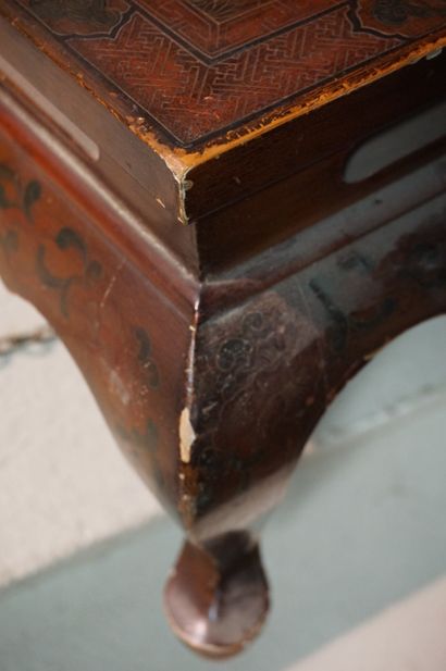 Asian coffee table in brown lacquered wood...