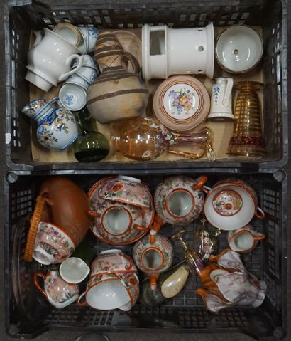 Deux manettes de faïences, verrerie, porcelaines,...