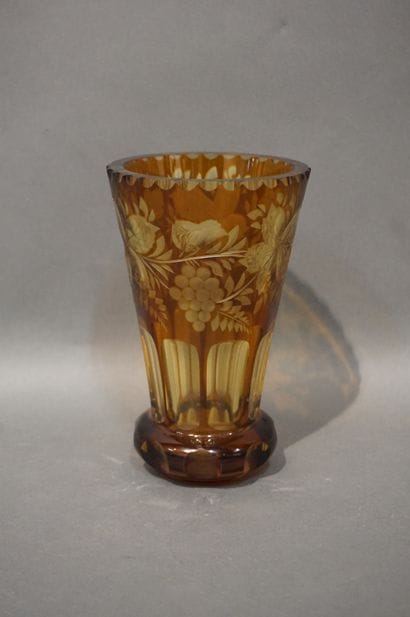 Vase en cristal taillé ambre à décor de fleurs...