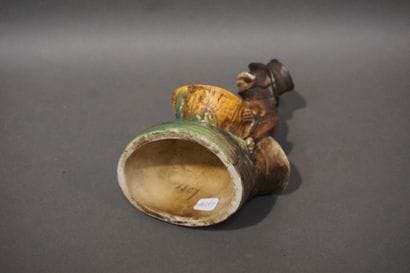Singe porte-pipe en céramique polychrome....