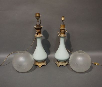 Paire de lampes en opaline céladon à montures...