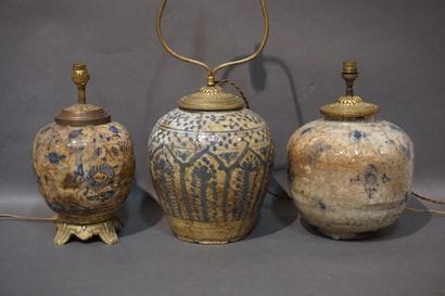 Trois lampes en céramique orientale à décor...