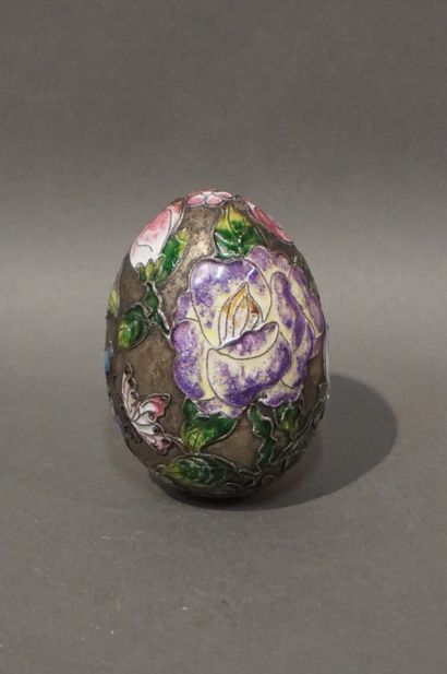 Œuf en métal cloisonné à décor de fleurs....