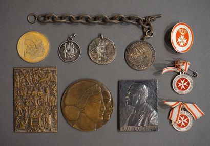 Dix médailles, broche ou plaque et chaine...