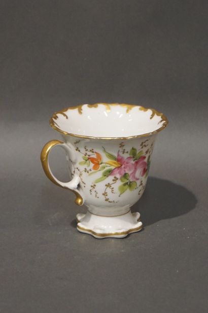 Tasse en porcelaine de Limoges à décor polychrome...