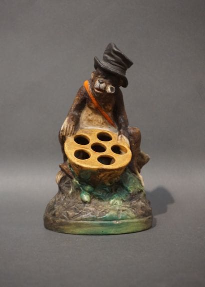 Singe porte-pipe en céramique polychrome....