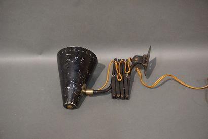 Applique accordéon en métal laqué noir. De...