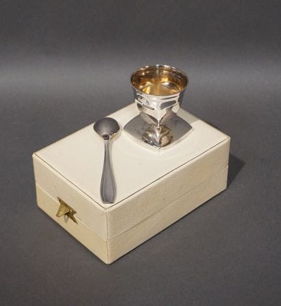 Coquetier et cuillère en métal de Saint ...