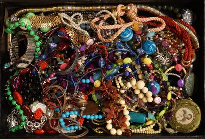 Lot de bijoux de fantaisie, colliers, bracelets,...