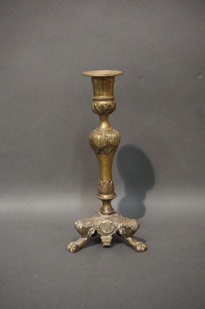 Bougeoir tripode en bronze. 26 cm