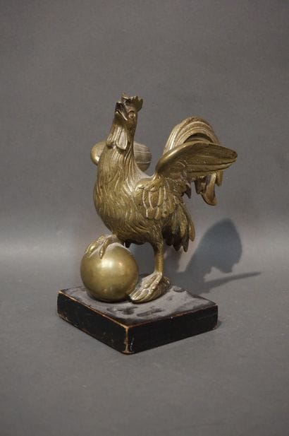 Coq en bronze. Sur socle en bois. 20 cm