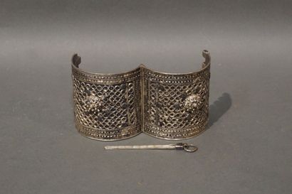 Bracelet oriental en métal. 7x7 cm