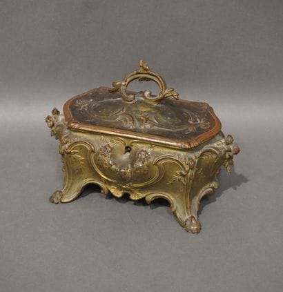 Coffret en métal doré de style Louis XV (restauré)....