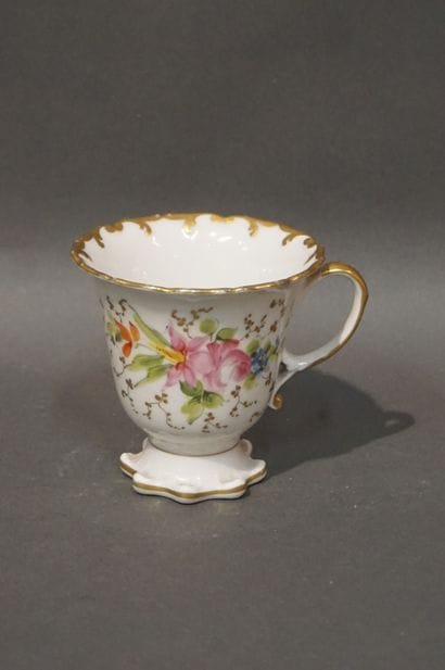 Tasse en porcelaine de Limoges à décor polychrome...