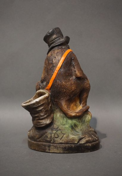 Singe porte-pipe en céramique polychrome....