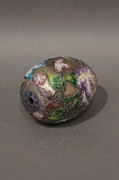 Œuf en métal cloisonné à décor de fleurs....