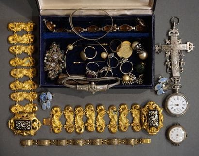 Lot de bijoux de fantaisie, bracelets, crucifix,...