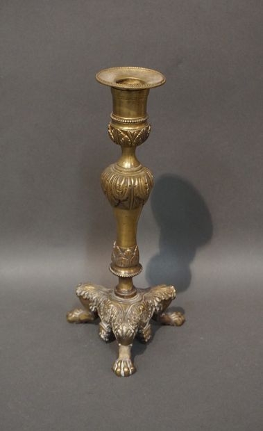 Bougeoir tripode en bronze. 26 cm