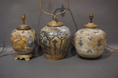 Trois lampes en céramique orientale à décor...