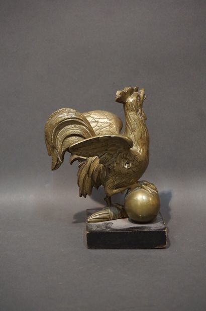 Coq en bronze. Sur socle en bois. 20 cm