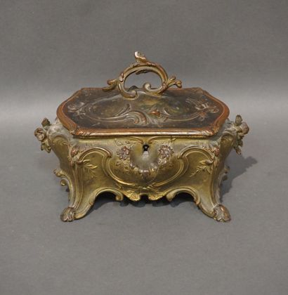 Coffret en métal doré de style Louis XV (restauré)....