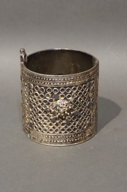 Bracelet oriental en métal. 7x7 cm