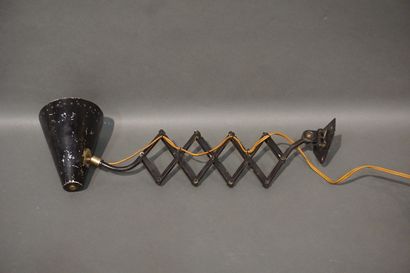 Applique accordéon en métal laqué noir. De...