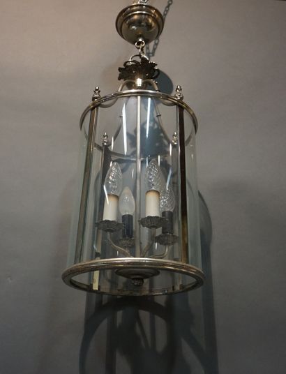 Lanterne ronde en verre et métal argenté....