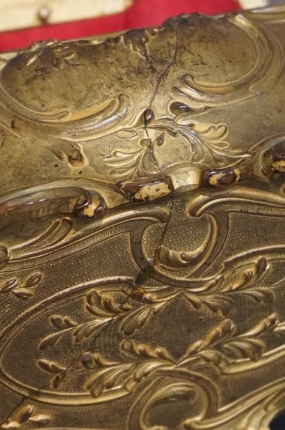Coffret en métal doré de style Louis XV (restauré)....