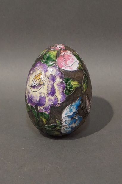 Œuf en métal cloisonné à décor de fleurs....