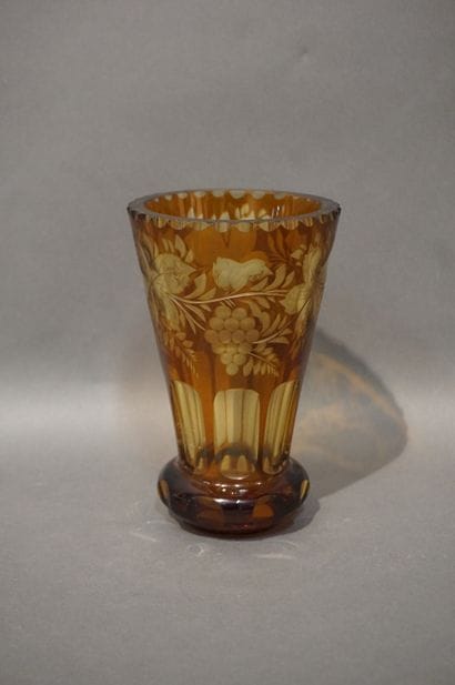 Vase en cristal taillé ambre à décor de fleurs...