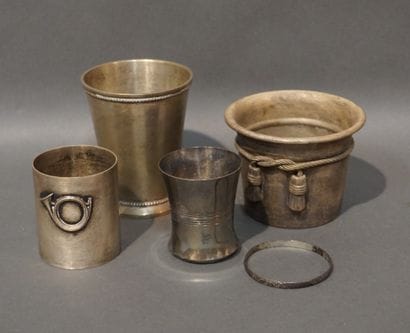Quatre gobelets et bracelet en métal.