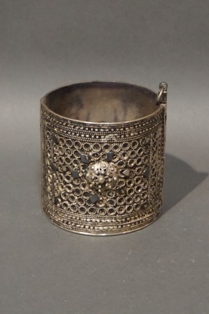 Bracelet oriental en métal. 7x7 cm