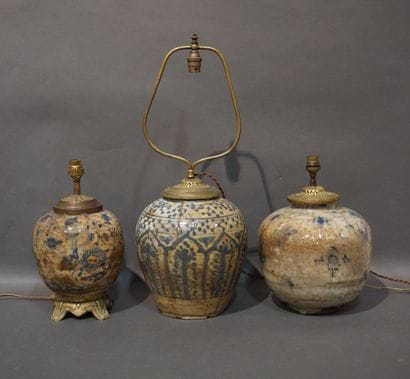 Trois lampes en céramique orientale à décor...